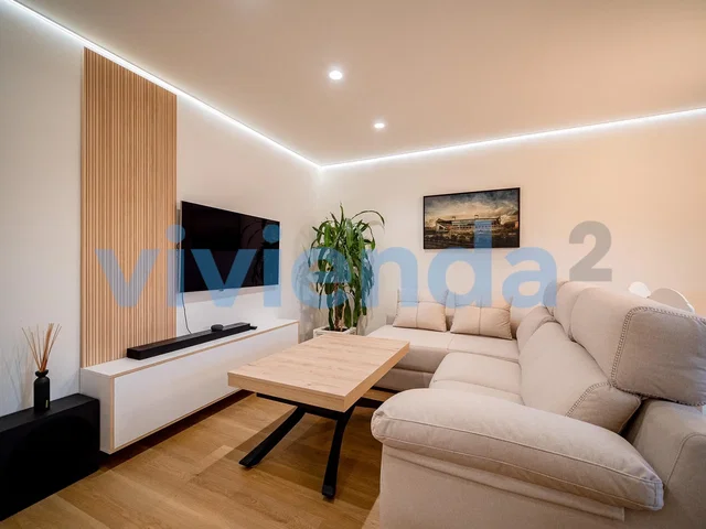 Oturma odası; modern stil, doğal ışık, ahşap zemin