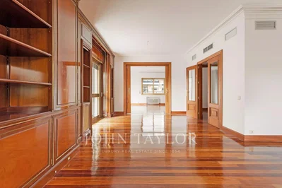 Camera; pavimento in legno, luce naturale