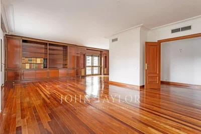 Soggiorno; pavimento in legno, luce naturale