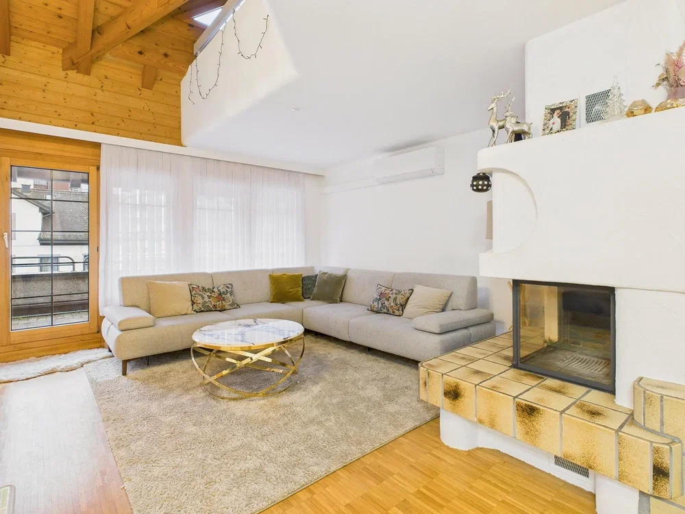 Wohnzimmer; kamin, holzbalken, tageslicht