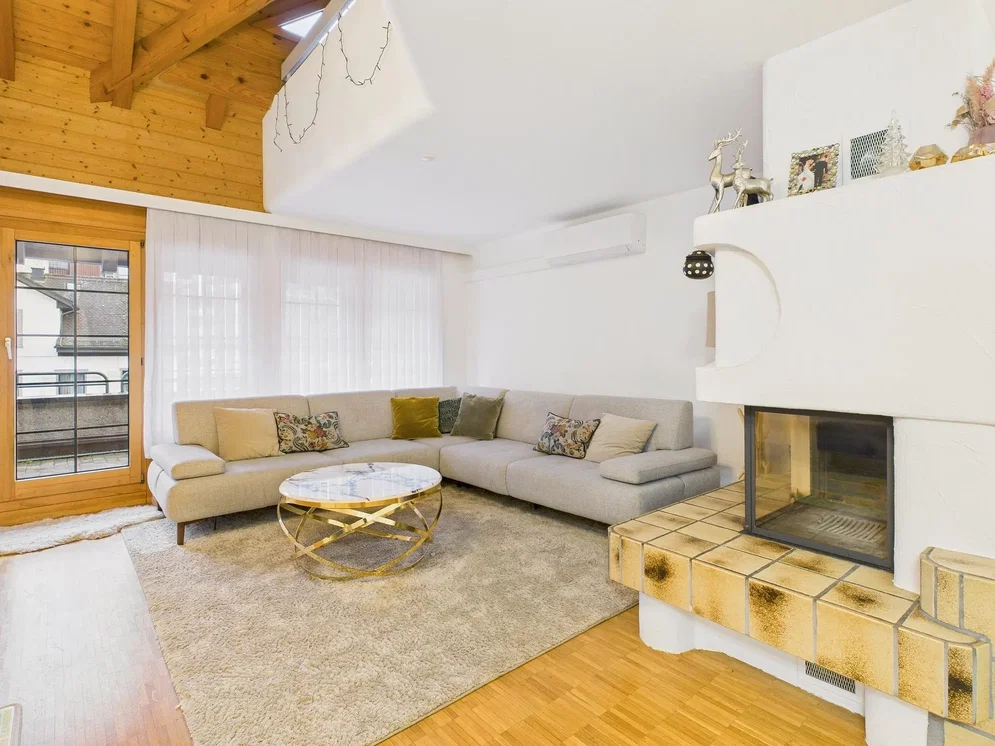 Wohnzimmer; kamin, holzbalken, tageslicht