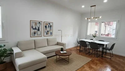 Oturma odası; doğal ışık, ahşap zemin, modern stil