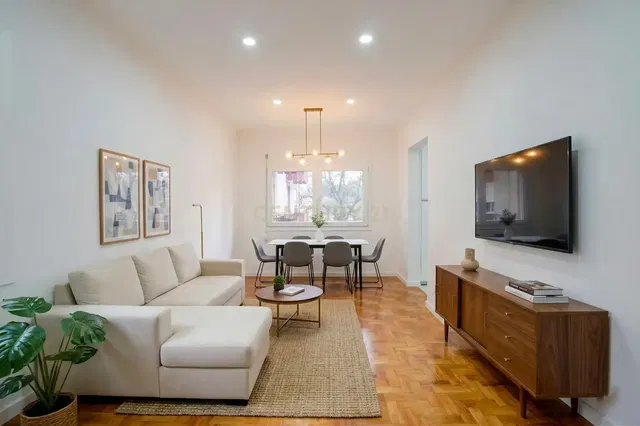 Wohnzimmer; tageslicht, moderner stil, holzboden