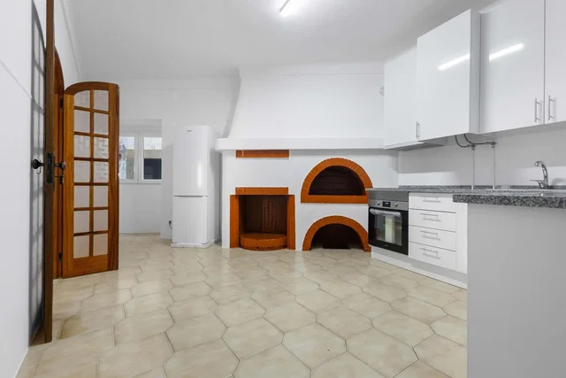 Kuchnia; podłoga z płytek, sprzęt kuchenny, wyremontowany, światło dzienne