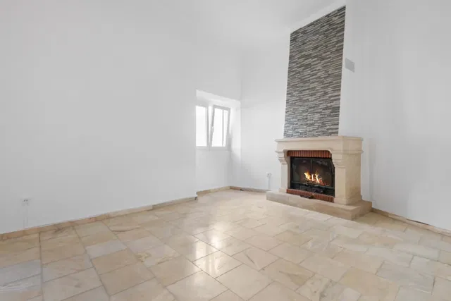 Salon; kominek, podłoga z płytek, światło dzienne