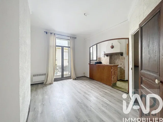 Salón; vista, suelo de baldosas, suelo de madera, necesita renovación, luz natural
