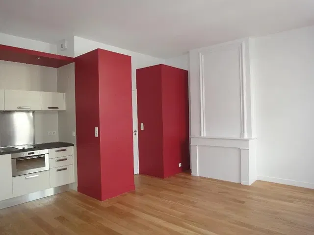 Cuisine; électroménager, parquet, rénové, lumière naturelle