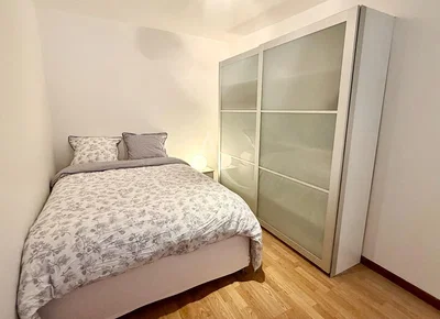 Schlafzimmer; holzboden, tageslicht