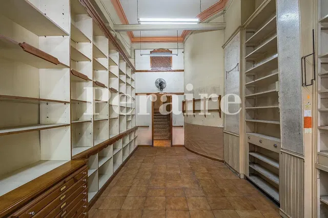 Cave; carrelage, nécessite rénovation