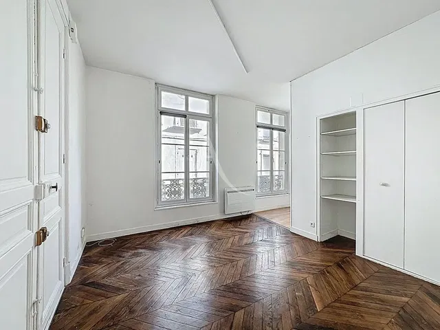 Schlafzimmer; holzboden, tageslicht, blick