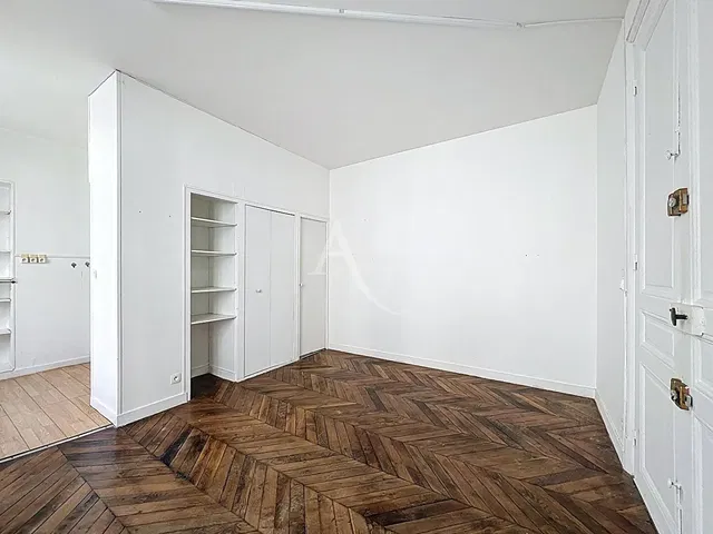 Schlafzimmer; holzboden, tageslicht