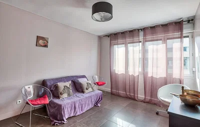 Oturma odası; doğal ışık, fayans zemin, modern stil
