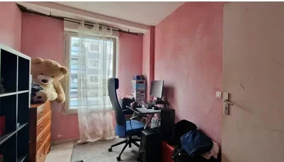 Camera dei bambini; luce naturale, stile rustico