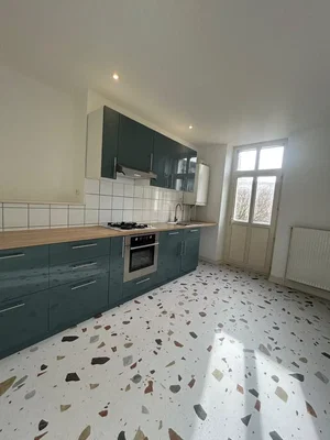 Кухиња; кухињски апарати, природно светло, плочице
