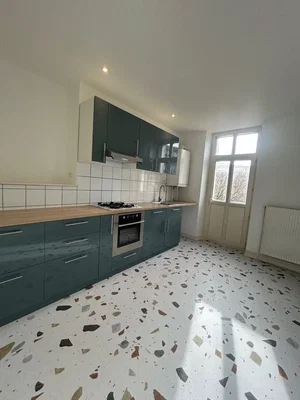 Cozinha; eletrodomésticos, luz natural, chão de azulejo