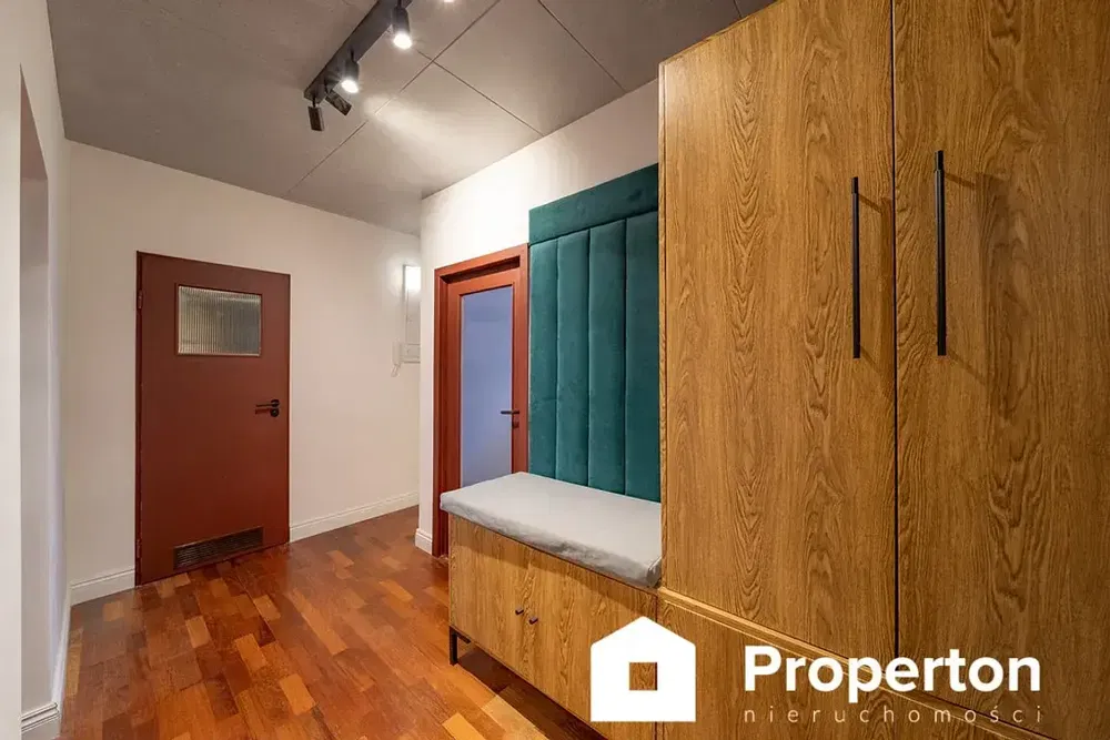 Υπνοδωμάτιο; ξύλινο πάτωμα, μοντέρνο στυλ