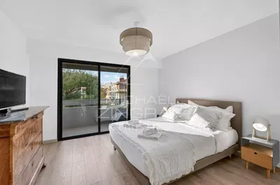 Spavaća soba; pogled, drveni pod, prirodna svjetlost, moderan stil