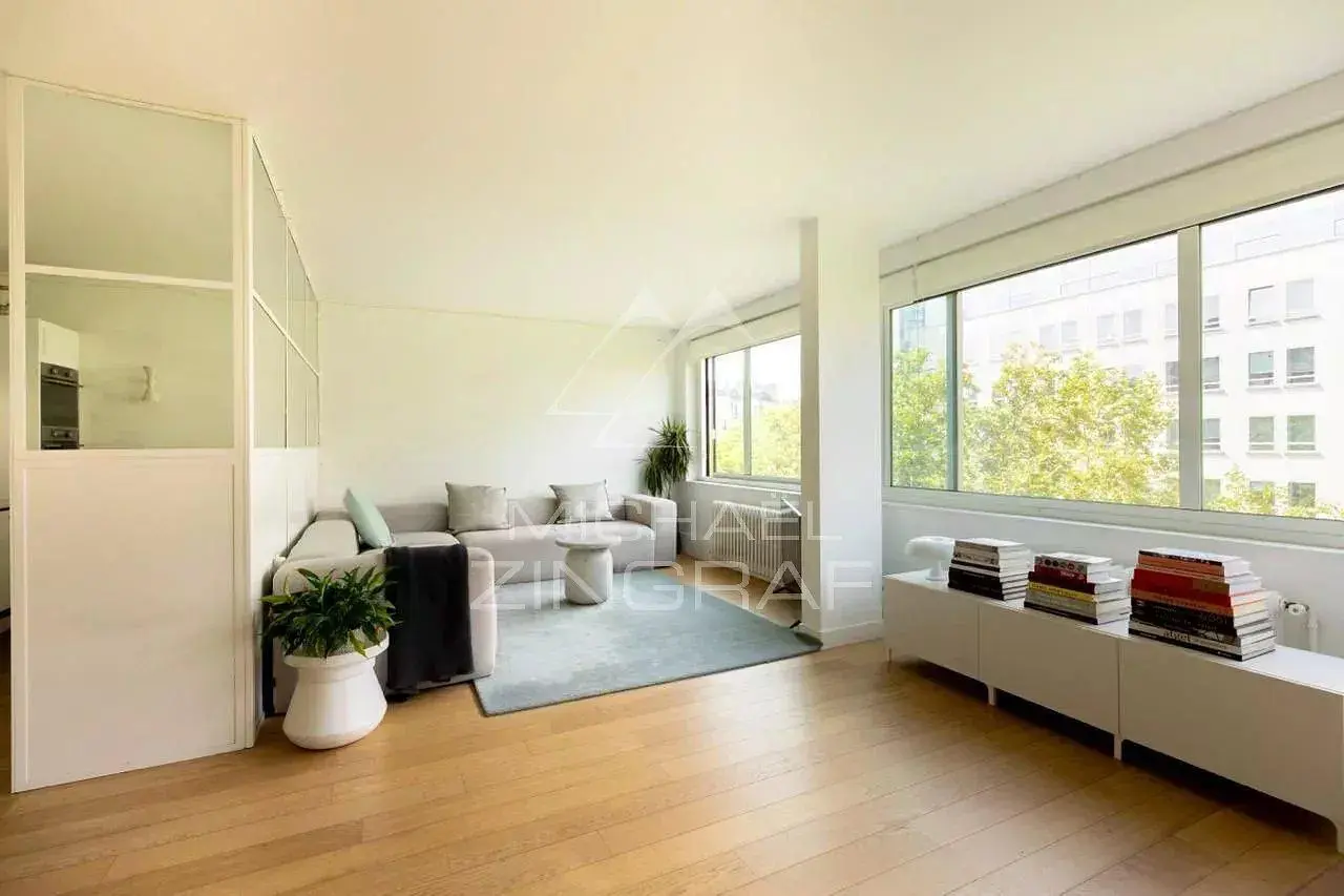 Дневна соба; поглед, дрвени под, природно светло, модерни стил