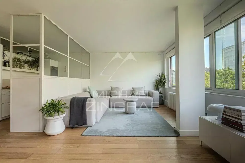 Дневна соба; поглед, дрвени под, природно светло, модерни стил