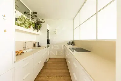 Кухиња; кухињски апарати, природно светло, модерни стил, дрвени под