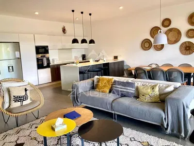 Oturma odası; mutfak aletleri, doğal ışık, modern stil