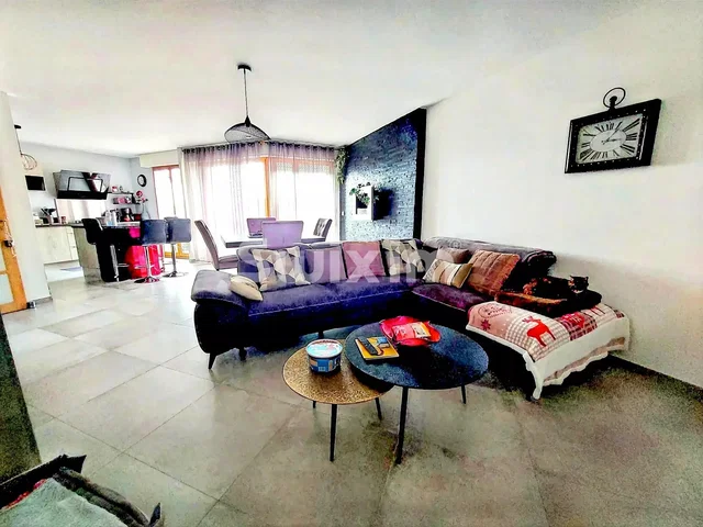 Woonkamer; tegelvloer, natuurlijk licht, moderne stijl