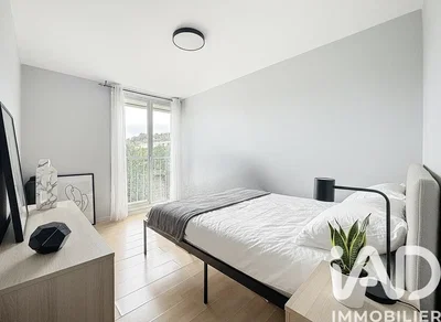 Yatak odası; doğal ışık, modern stil, ahşap zemin