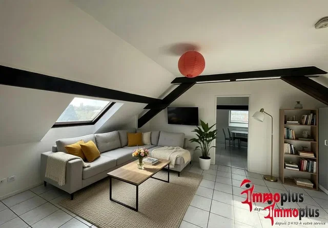 غرفة معيشة; أرضية من البلاط, ضوء طبيعي, أسلوب عصري