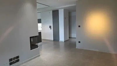 Salon; carrelage, lumière naturelle