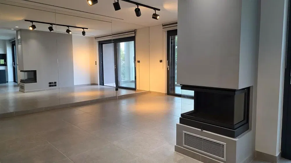 Salon; cheminée, carrelage, lumière naturelle