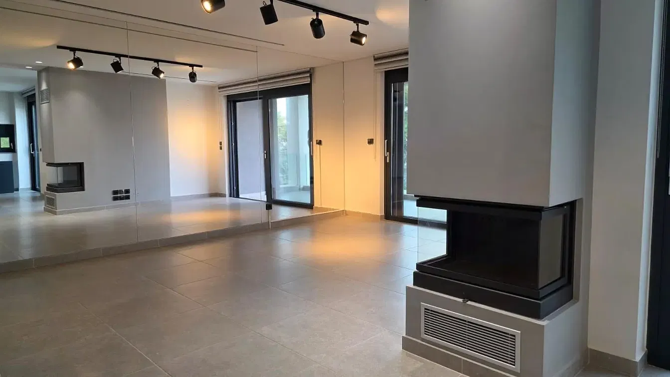 Salon; cheminée, carrelage, lumière naturelle