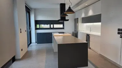 Cuisine; électroménager, carrelage, lumière naturelle, style moderne, rénové