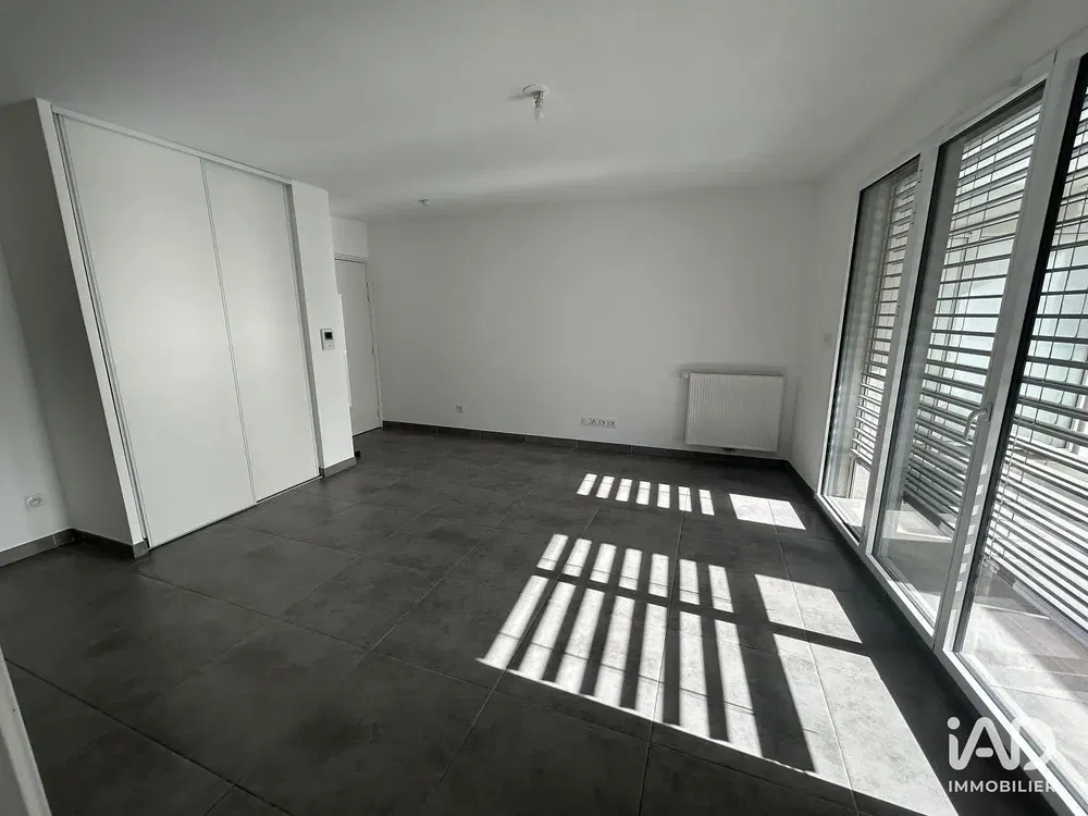 Schlafzimmer; fliesenboden, tageslicht