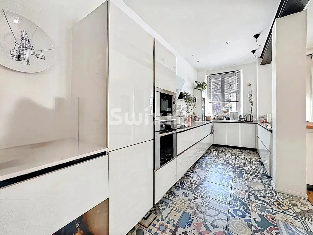 Кухиња; кухињски апарати, плочице, природно светло, модерни стил