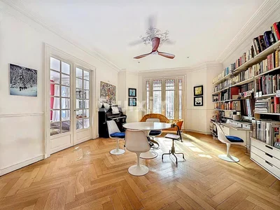 Дневна соба; дрвени под, природно светло, модерни стил