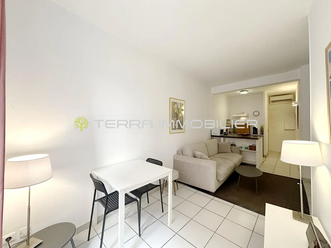 Salon; carrelage, lumière naturelle