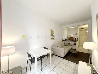 Salon; carrelage, lumière naturelle