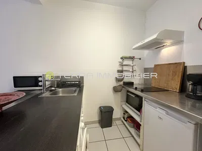 Cuisine; électroménager, carrelage, rénové, lumière naturelle, style moderne