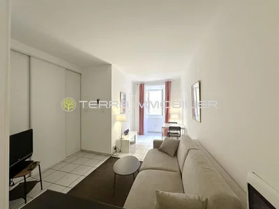 Salon; carrelage, lumière naturelle, style moderne