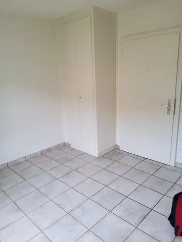 Quarto; chão de azulejo