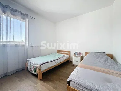 Ložnice; dřevěná podlaha, přirozené světlo