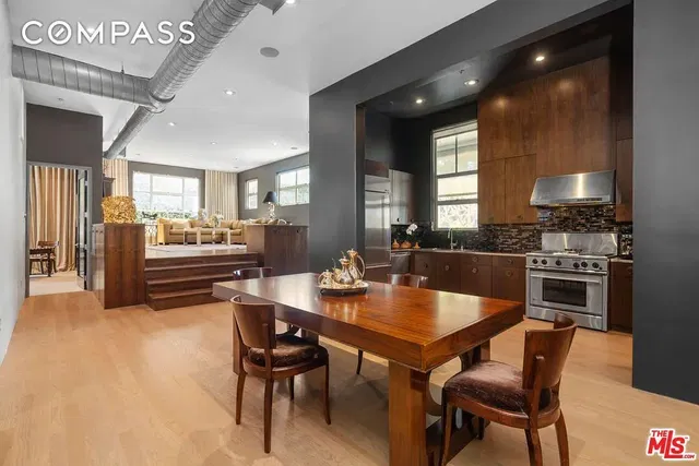 Cucina; pavimento in legno, luce naturale