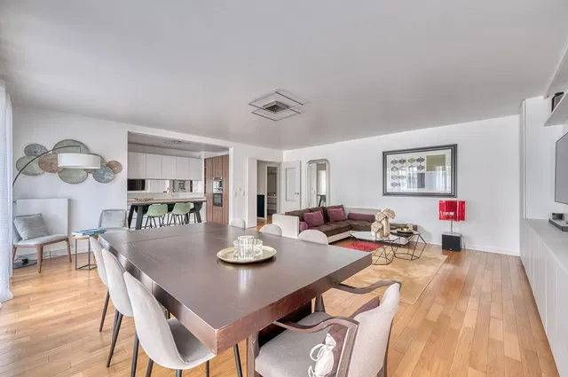 Wohnzimmer; holzboden, tageslicht, moderner stil