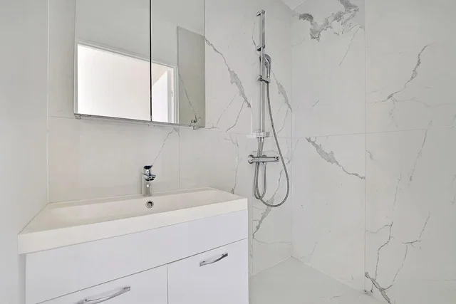 Bagno; pavimento in piastrelle, ristrutturato, luce naturale, stile moderno