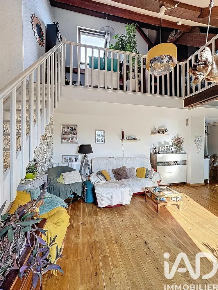 غرفة معيشة; أرضية خشبية, ضوء طبيعي, أسلوب عصري