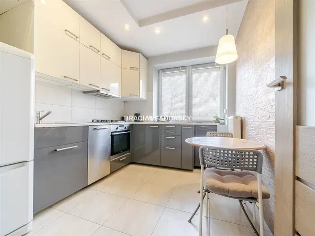 Cuisine; électroménager, carrelage, lumière naturelle, style moderne