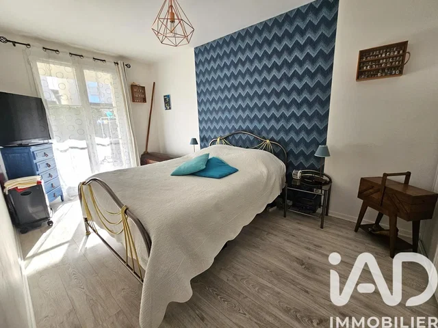 Bedroom; natural light, modern style