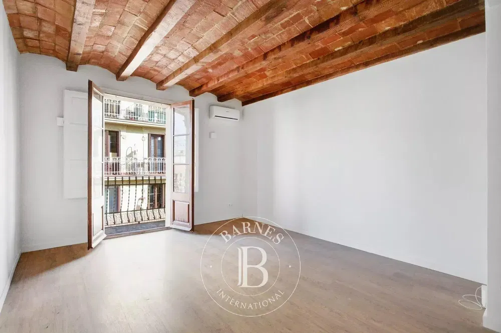 Oturma odası; manzara, ahşap kirişler, doğal ışık