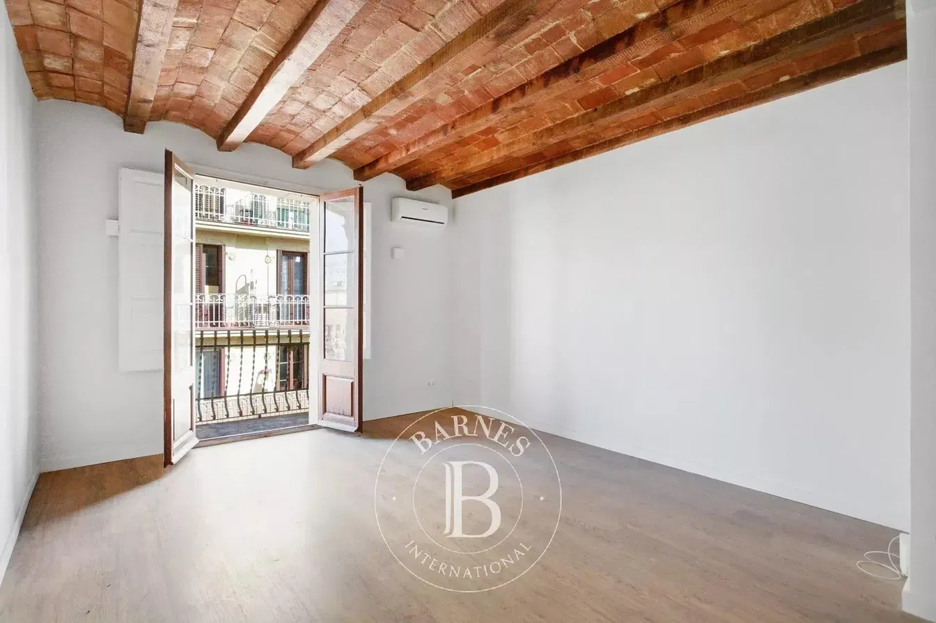 Oturma odası; manzara, ahşap kirişler, doğal ışık