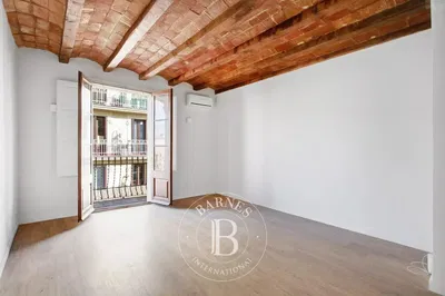 Oturma odası; manzara, ahşap kirişler, doğal ışık